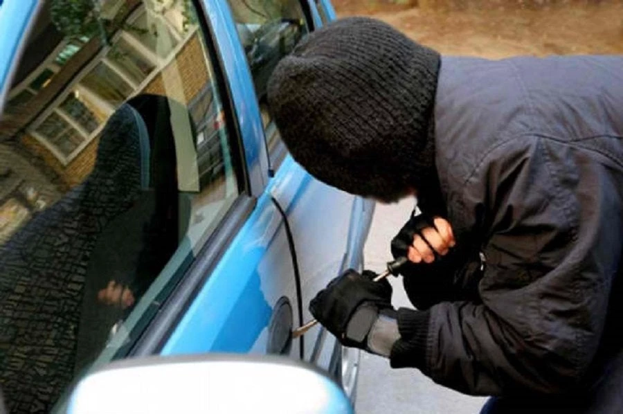 Ανήλικοι έβγαζαν το χαρτζιλίκι τους ανοίγοντας αυτοκίνητα στις Σέρρες